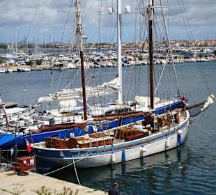Spaziergang durch den Hafen von Alghero