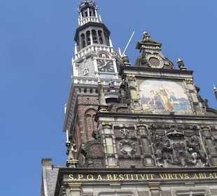 Turm mit Uhr und Bild