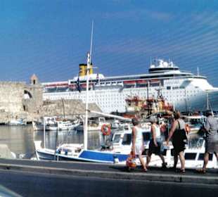 Ein Kreuzfahrtschiff im Hafen