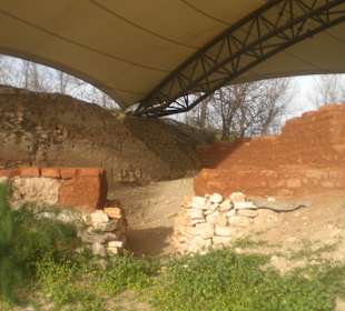 Schutzdach für alte Mauer