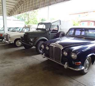 In der Haupthalle des Jesada Fahrzeug Museums