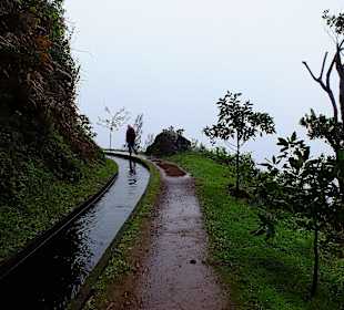 Es regnet, der Weg ist überflutet