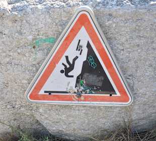 Warnhinweis an den Klippen