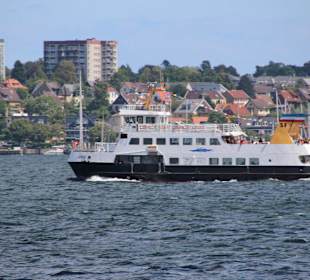 Fördeboot vor dem Hafen von Laboe