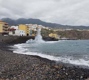 Blick auf Strand und Wellen - Santa Cruz La Palma