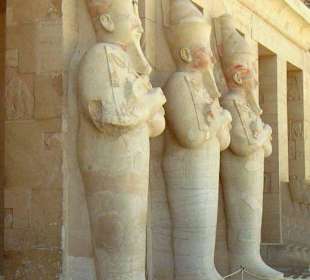 Statuen am Hatschepsut-Tempel
