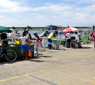 Käufer an den Verkaufsständen am Hafen