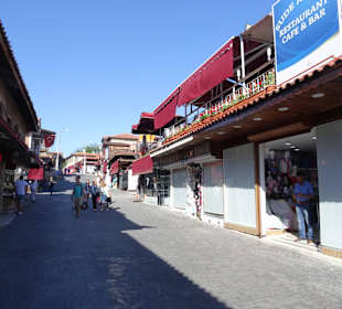Hauptstraße von Side, führt zum Hafen