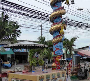 Nach oben schlängelnder Drache