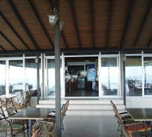 Terrasse mit Eingang zum Restaurant