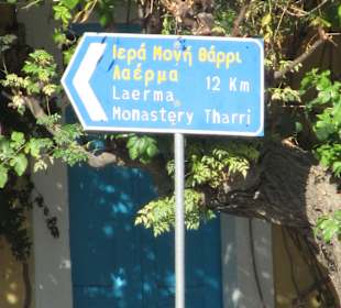 Wegweiser am Marktplatz in Lardos