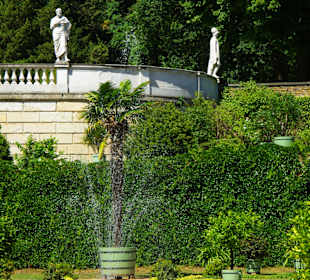 Oben führt die Straße entlang