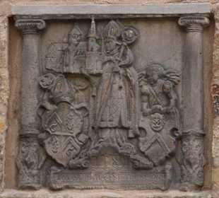 Wappen an der Außenmauer
