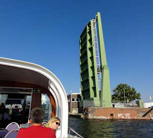 Durchfahrt des Schiffes durch die Klappbrücke