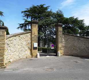 Einer der Zugänge zum Friedhof Saint-Pierre