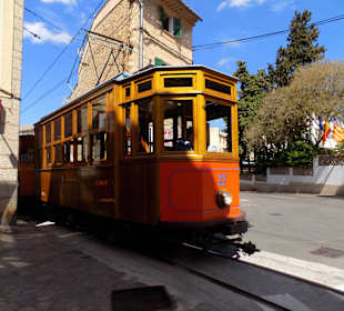 Straßenbahn auf den Weg zum Bahnhof