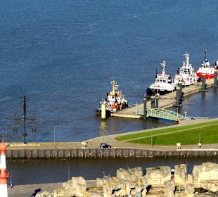 Schlepper am Kai auf der Außenweser