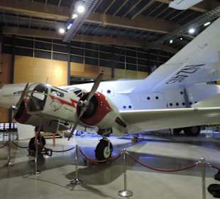 Militär und Zivilflugzeuge in einer Halle