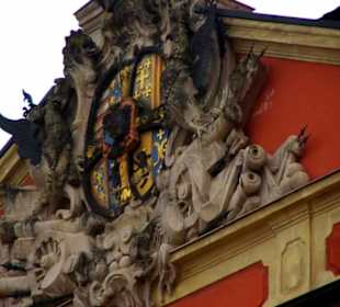Oberhalb vom Eingang