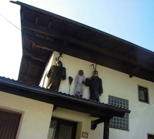 Oberhalb der Häuser angebracht