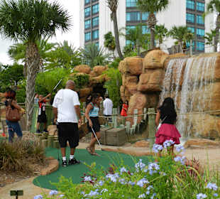 Minigolfanlage gegenüber vom Hotel