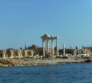Blick auf den Apollotempel vom Meer