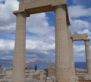 Die rechte Säule hat unten originale Stücke