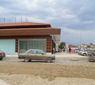 Hier links schon ein paar fertiggestellte Läden