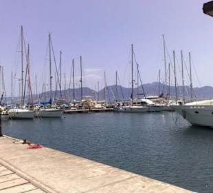 Segel und Yachthafen