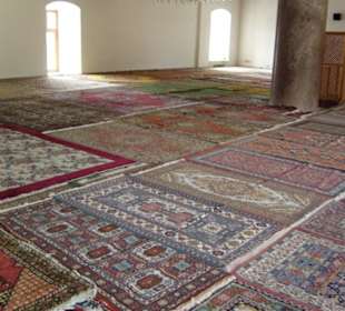 Moscheeboden mit Teppichen ausgelegt