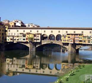 Ponte Vecchio bei strahlendem Sonnenschein