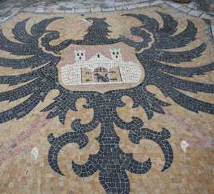 Wappen im Boden vor dem Rathaus