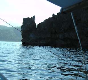 Hinter diesem Felsen liegt  der Underground River