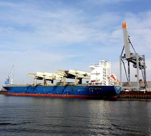 Frachter an der Pier