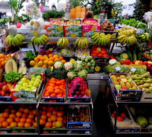 Farbenfroher Stand in der Markthalle