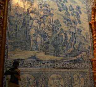 Azulejos an den Wänden der Seitenkapellen