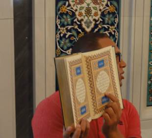 Der Koran erklärt der Reiseleiter