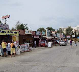 Straße in Colakli mit Geschäften