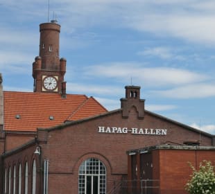 Blick zu den Cuxhavener HAPAG-Hallen