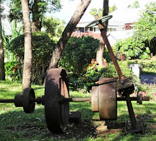 Alte Geräte im Botanischen Garten Mascarin