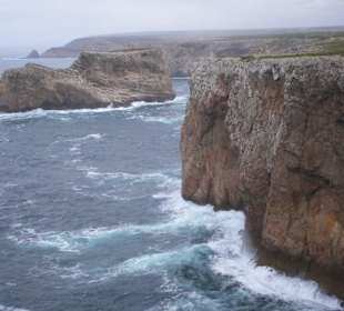 Felsen und Meer am Cabo Sao Vicente 