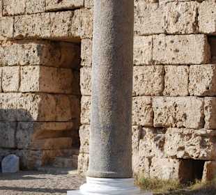 Eine renovierte Säule mit Inschrift (Sponsor)