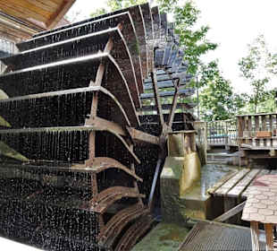 Das Wasserrad im Biergarten Obere Mühle