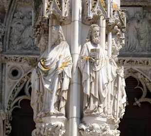 Figuren am Portal des Domes St. Peter