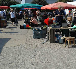 Samstag, großer Bauernmarkt, oberhalb der Stadt