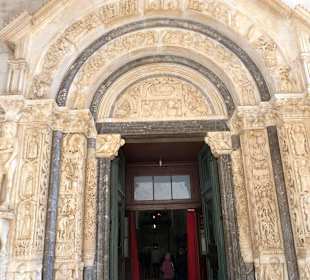 Eingangstor mit phantastischen Steinmetzarbeiten