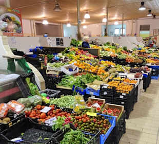 Rundgang zwischen den Auslagen des Mercato Civico