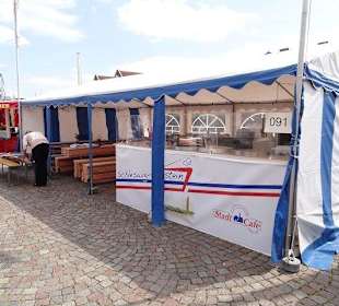 Stand mit Kuchen und "Sahne"