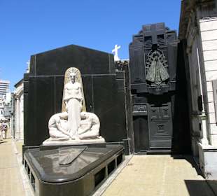 Eins von vielen schönen Gräbern