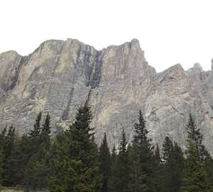 Blick vom Fassa-Tal zu den Bergen